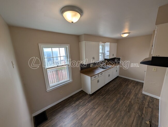 Building Photo - Nice 3 bedroom bungalow with full basement and garage.