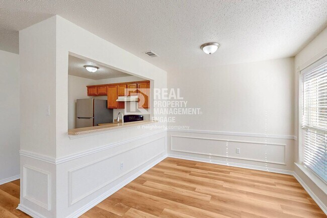 Building Photo - 404 Truman St