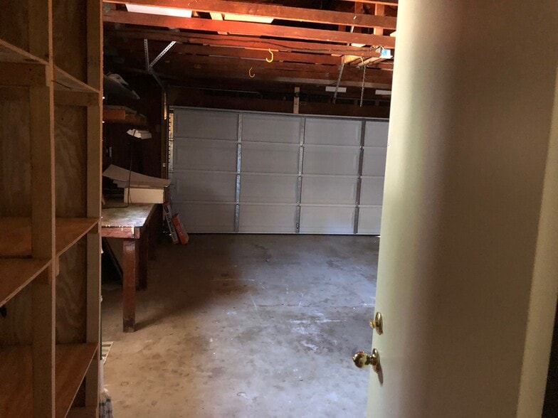 Garage - 7216 Keighley St