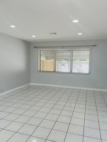 Building Photo - 1203 N Victoria Park Rd