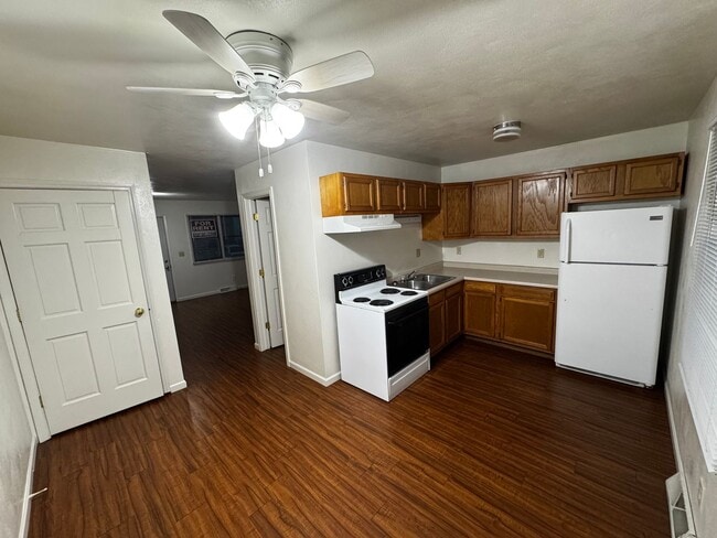 Building Photo - 725 W 61st St