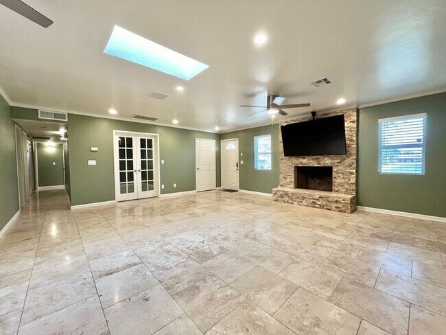 Building Photo - 3 Bd 3 Ba + Office + Den + Arizona Room!