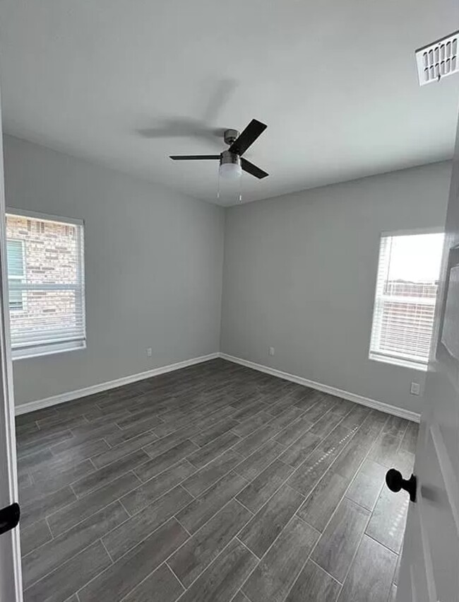 Main Bedroom - 913 W La Pointe Ave