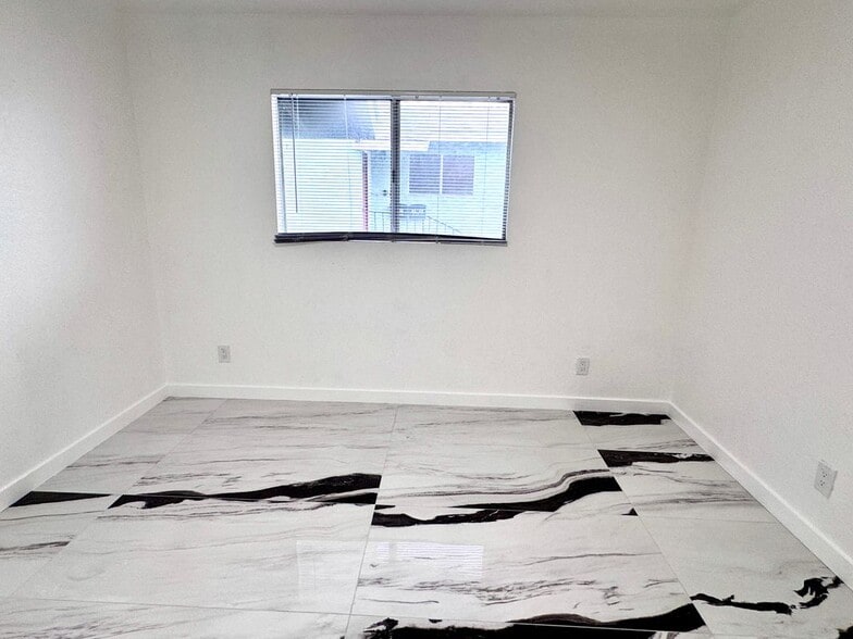 Building Photo - 1630 W 104th St