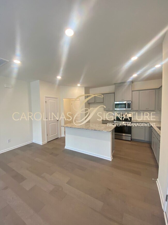 Building Photo - End Unit, 3BR/2.5BA Townhome in Piper Landing