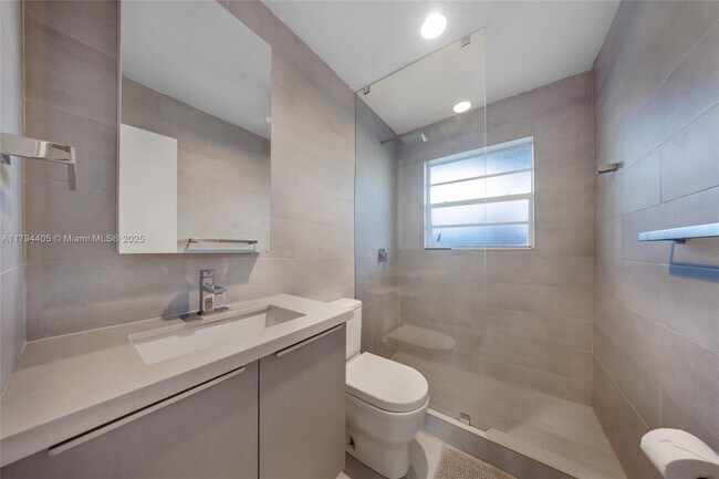 Building Photo - 709 NE 22nd Dr