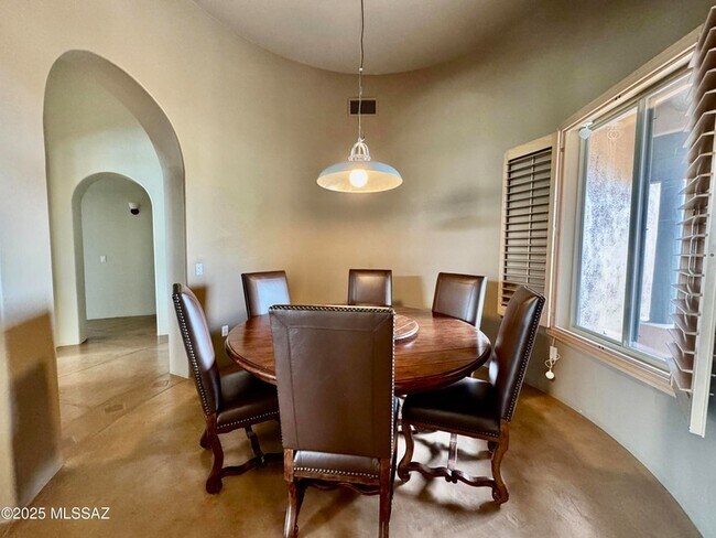Building Photo - 11096 N Pusch Ridge View Pl