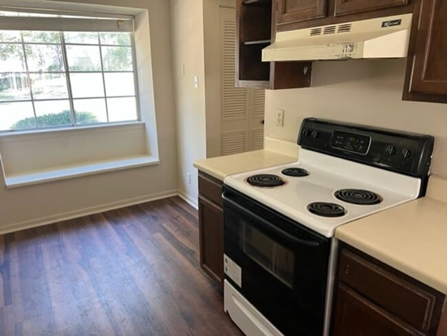 Building Photo - 2/2.5 Two-story Stonegate Townhome