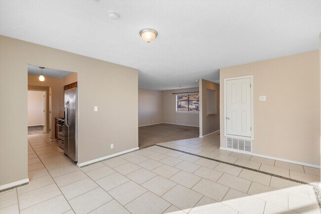 Building Photo - Don’t Miss This! | 3 Bed 2 Bath Home for Rent | 2-Car Garage | Private Backyard | Rio Rancho SE