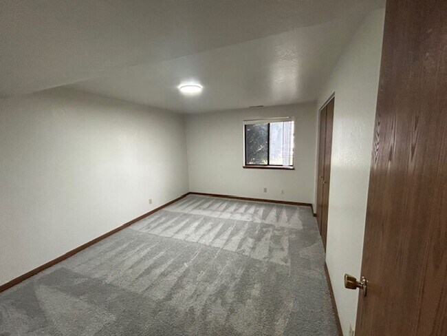 Building Photo - 1 bedroom, 1 bath with upgraded LED Lighting!