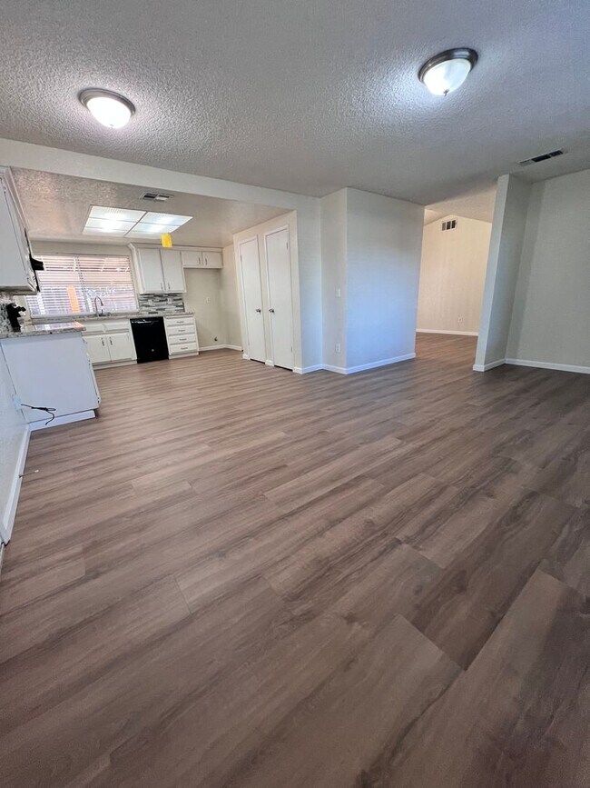 Building Photo - Pretty 3 bedroom 2 bath home in Modesto