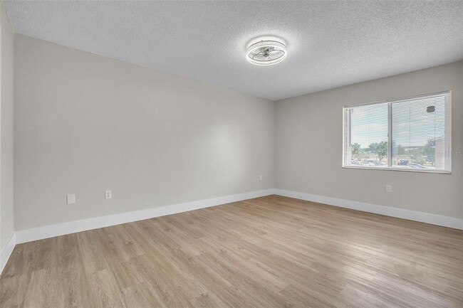 Building Photo - 5235 Vineland Rd