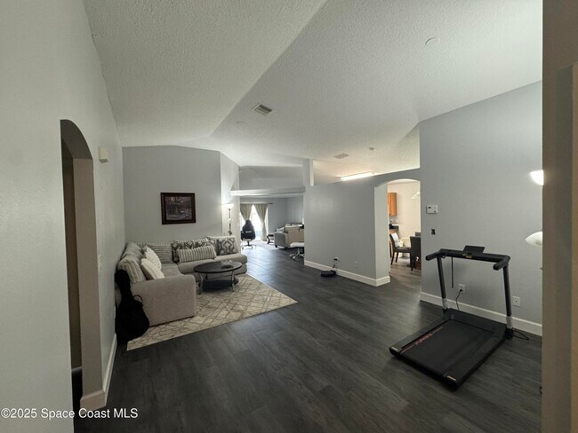 Building Photo - 2425 Bayhill Dr