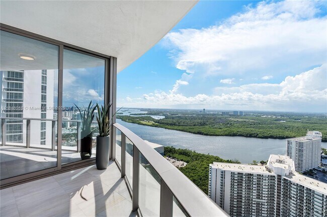 Building Photo - 15701 Collins Ave