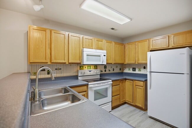 Building Photo - 3 Bedroom 2 Bath