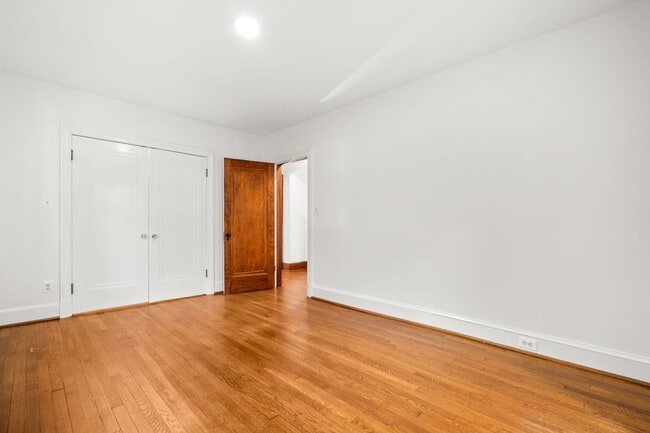 Building Photo - 3 Bed 3.5 Bath - Chevy Chase Colonial - Mo...