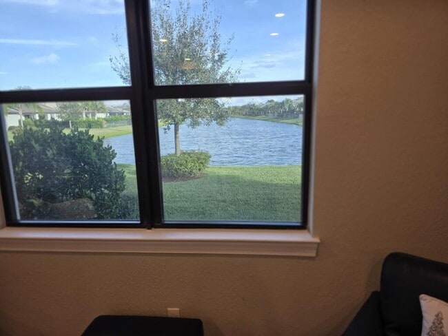 Building Photo - 527 SE Vallarta Dr