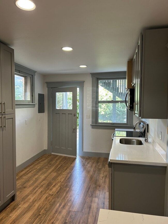 Building Photo - 1041-1045 W Galena