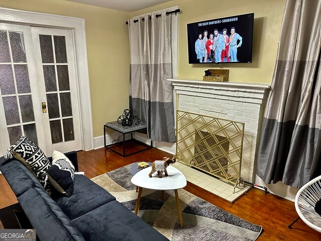 Building Photo - 686 Robert Henry St