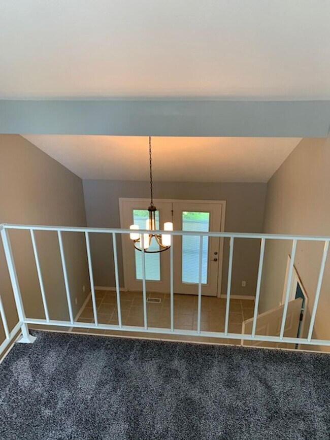 Building Photo - Spacious 3 bedroom 3.5 Baths 2 Home Office...