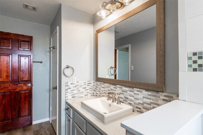Building Photo - 4015 Postwood Dr