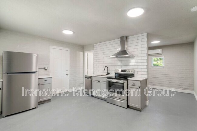 Building Photo - 2618 E 8th St