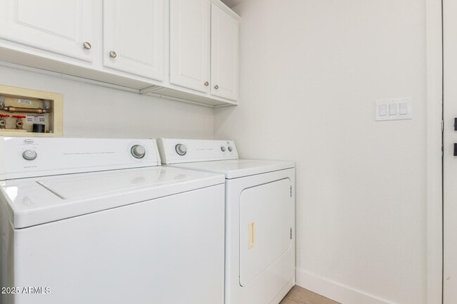 Building Photo - 120 N Val Vista Dr