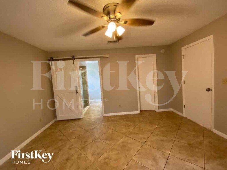 Building Photo - 944 Devonshire Way