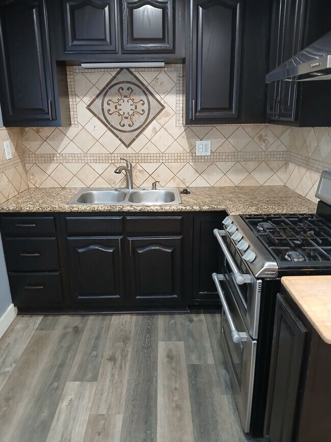 Building Photo - 560