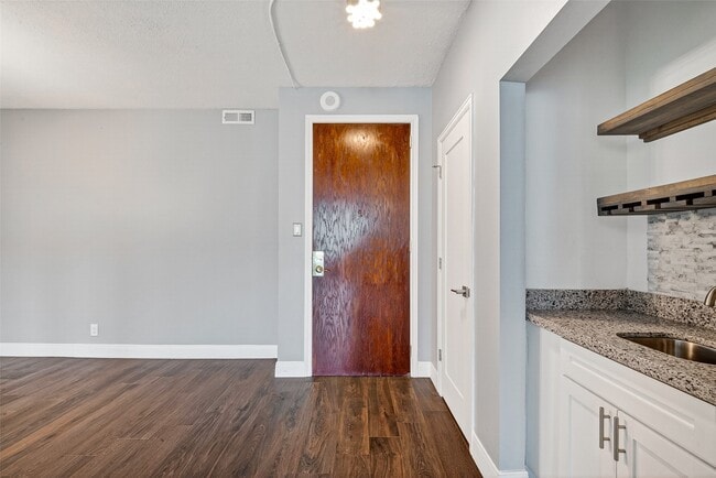 Building Photo - 5150 Hidalgo St