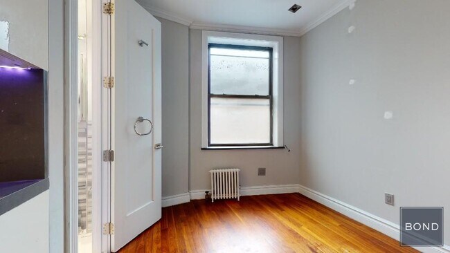 Primary Photo - 326 E 35th St
