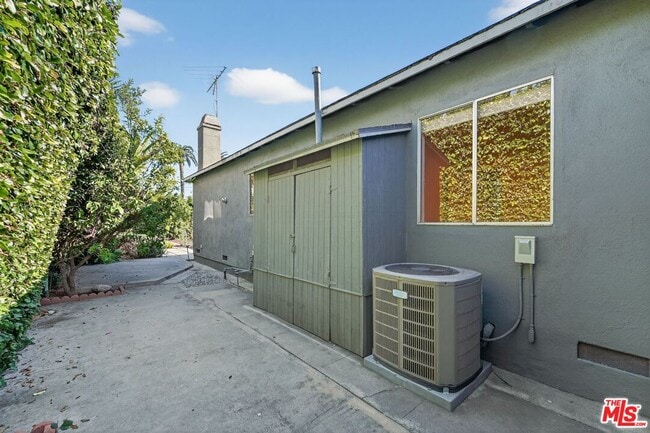 Building Photo - 2436 Walnut Ave