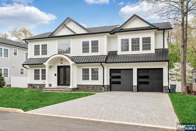 Building Photo - 765 6th Ave