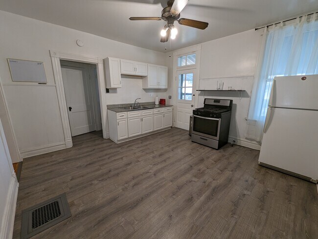 Building Photo - 2630 Oregon Ave