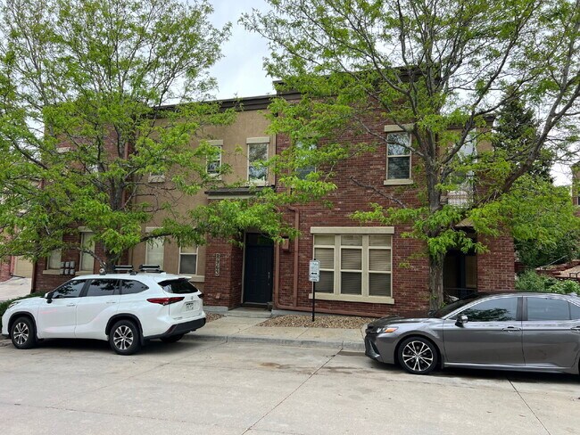 Building Photo - "Spacious 3-Bed, 3-Bath Townhouse with Gra...