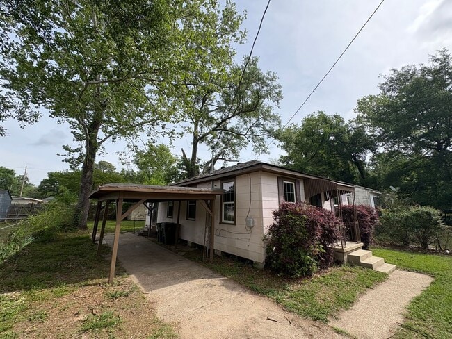 Building Photo - Gorgeously remodeled 4 bedroom/1 bath with carport!