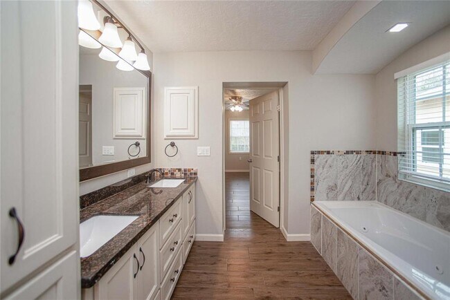 Building Photo - 10700 Deer Hill Dr
