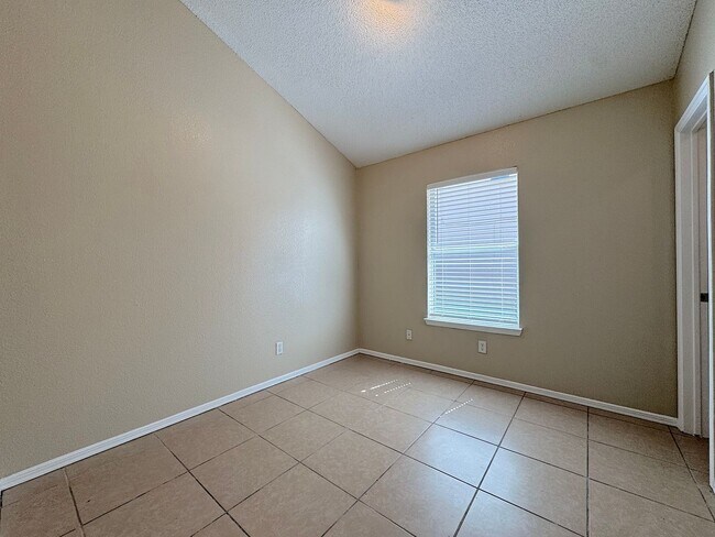 Building Photo - Northeast El Paso 4 Bed, 2 Bath close to Ft Bliss!