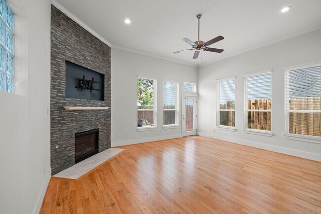 Building Photo - 206 Burr St