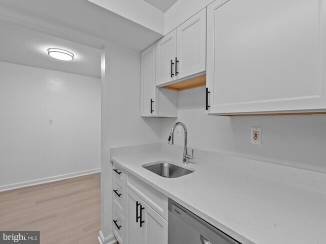 Building Photo - 708 S Arlington Mill Dr