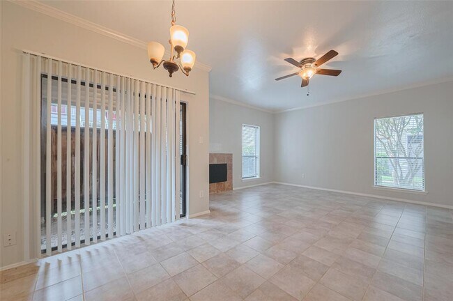 Building Photo - 2025 Augusta Dr