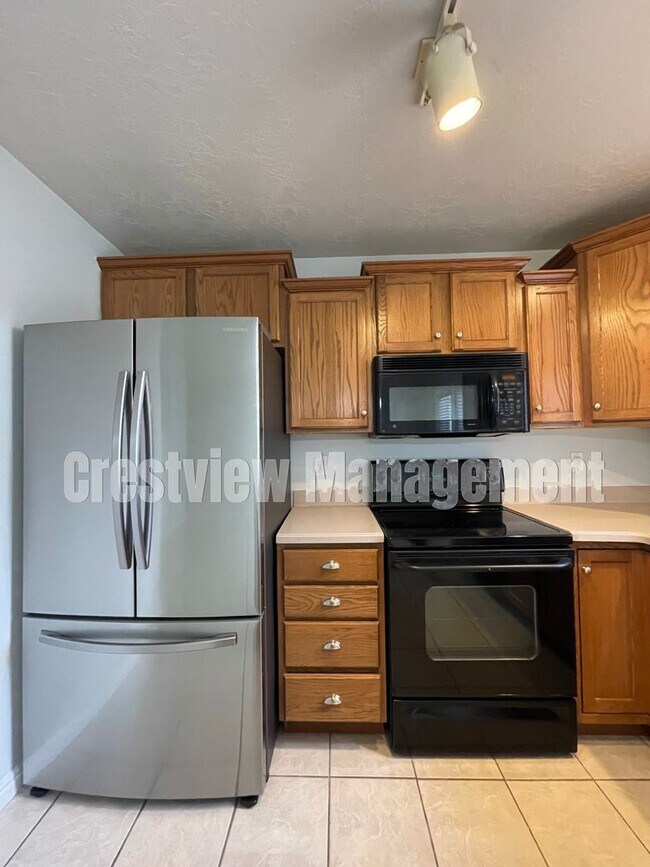 Building Photo - Charming 3-Bedroom Townhome with Garage in Sandy