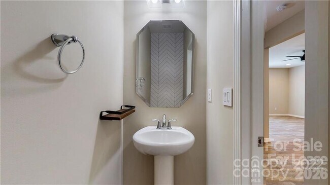 Building Photo - 8550 River Ridge Dr