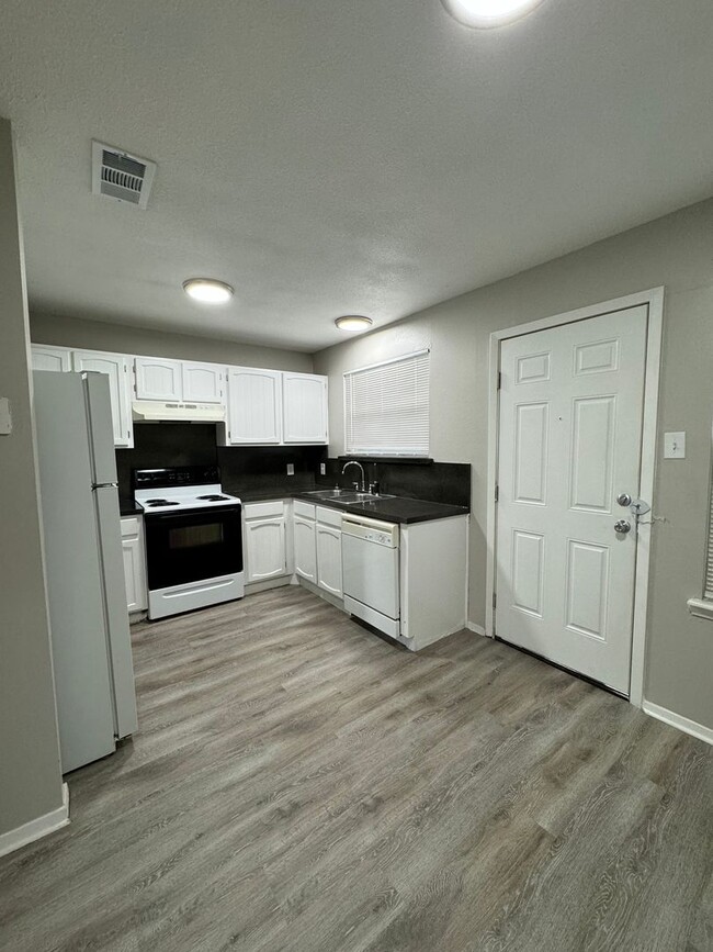 Building Photo - 2 bedrooms 1.5 bath townhome