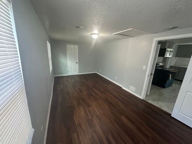 Building Photo - **Move in Ready** 3/2 Single Family home