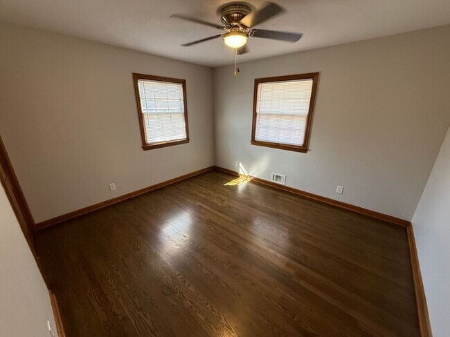 Building Photo - 3BR/2BA w/ Finished Basement + Fenced Yard in Raytown