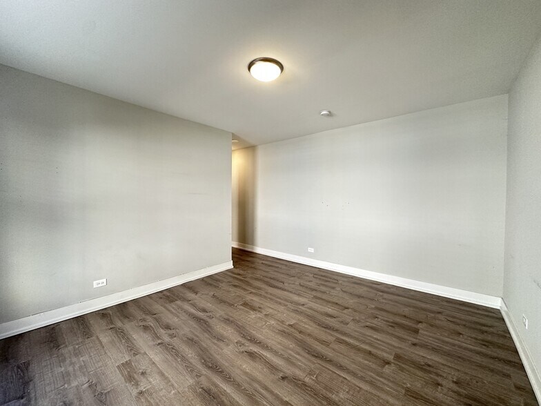 Building Photo - 722 W Brompton Ave