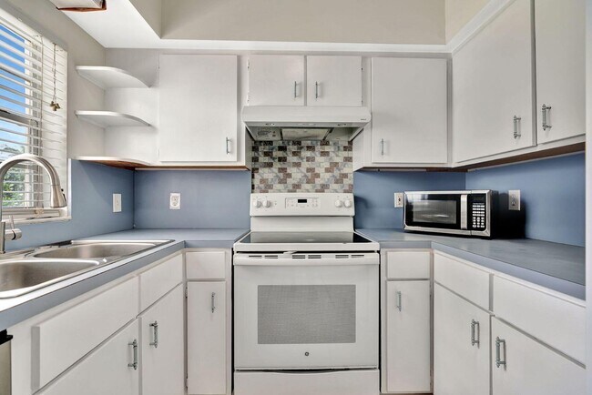 Building Photo - 8968 SE Pine Cone Ln