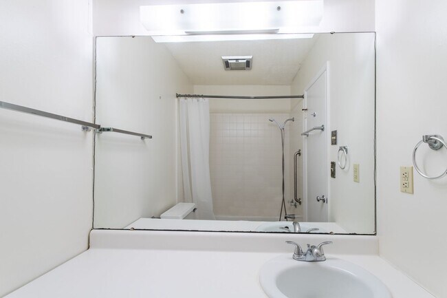 Building Photo - Convenient To Downtown Brevard