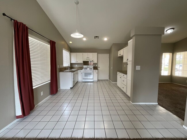 Building Photo - Single story Rosamond Home